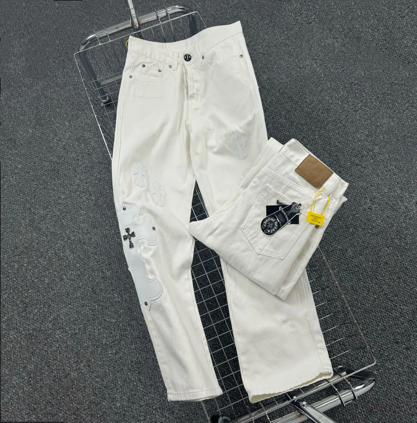 P280 Style No.: H821 Chrome Heart & Chrome Heart White Bull King Metal Cross Patch Leather Jeans ChromeHearts#Design Jeans Invincible Texture Ceiling-Level Jeans Hard to Find at the Counter‼ ️ Cross patchwork leather jeans, top-notch heavy-duty washing process, calfskin laser-cut cross, distressed silver hardware, straight-leg version slimming the upper body, that lesbian style Color: White Size: S M L XL